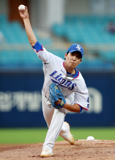 22일 대구삼성라이온즈파크에서 열린 2019 KBO리그 삼성 라이온즈와 두산 베어스의 경기에서 삼성 선발투수 원태인이 투구하고 있다. 삼성 라이온즈 제공