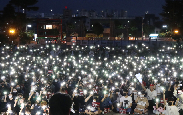 23일 오후 서울 성북구 고려대학교 중앙광장에서 학생들이 조국 법무부 장관 후보자 딸의 고려대 입학 과정에 대한 진상규명을 촉구하는 촛불집회를 열고 촛불 대신 휴대전화 불빛을 밝히고 있다. 연합뉴스