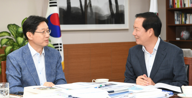 구인모 거창군수가 경남도청을 방문해 김경수 경남도시사(왼쪽)에게 거창군 현안사업들에 대해 설명하고 있다.사진=거창군