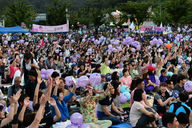 24일 오후 대가야문화누리 야외공연장에 모인 관객들이 풍선을 흔들며 환호하고 있다. 고령군 제공