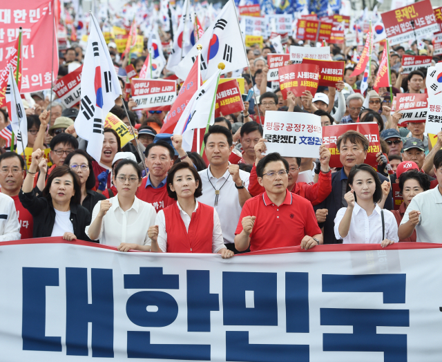 자유한국당 황교안 대표와 나경원 원내대표등 소속 의원과 당원들이 24일 오후 서울 종로구 세종문화회관 앞에서 문재인 대통령 규탄 집회를 마치고 청와대 방면으로 행진하고 있다. 연합뉴스