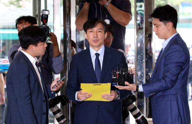 조국 법무부 장관 후보자가 26일 오전 서울 종로구 적선동 현대빌딩에 꾸려진 인사청문회 준비단으로 출근하며 검찰개혁을 포함한 정책 구상을 발표하고 있다. 연합뉴스