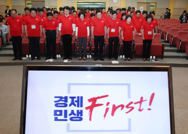 자유한국당 황교안 대표와 나경원 원내대표 등 참석의원들이 27일 경기도 용인 처인구 중소기업인력개발원에서 열린 2019 자유한국당 국회의원 연찬회에서 순국선열 및 호국영령에 대해 묵념을 하고 있다. 연합뉴스