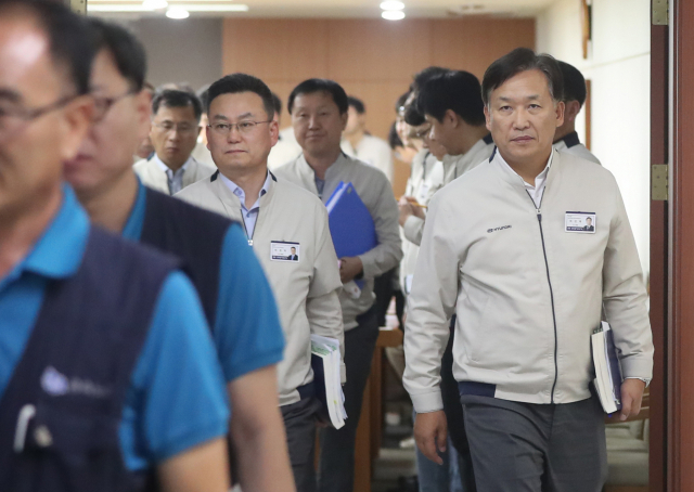 27일 오후 현대자동차 울산공장 본관 아반떼룸에서 올해 임금 및 단체협약 잠정 합의를 마친 하언태 부사장(오른쪽 첫 번째) 등 사측 교섭위원들이 노조 교섭위원들에 이어 걸어 나오고 있다. 현대차 노사가 파업 없이 잠정 합의를 한 것은 8년 만이다. 연합뉴스