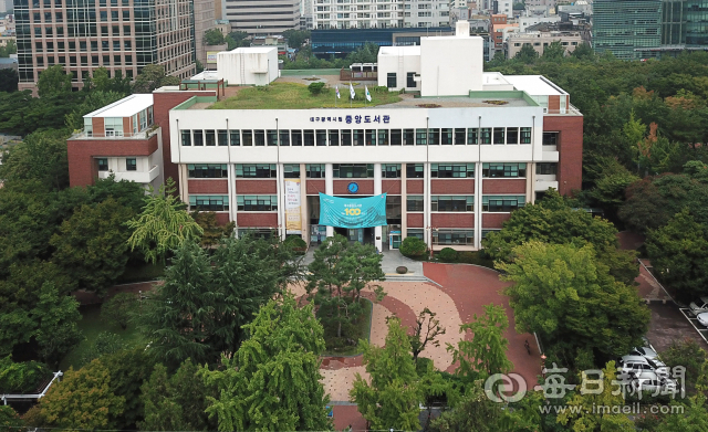 올해로 100주년을 맞은 대구시립중앙도서관. 대구시는 중앙도서관을 리모델링해 