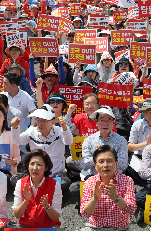 자유한국당 황교안 대표(앞줄 오른쪽)와 나경원 원내대표(앞줄 왼쪽)가 31일 오후 서울 종로구 경복궁역 인근에서 열린 문재인 정권 규탄 집회에서 박수를 치고 있다. 연합뉴스