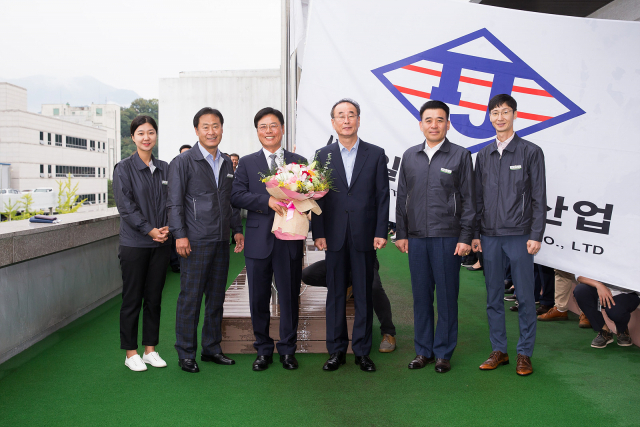 장세용(왼쪽 네 번째) 구미시장과 김영달(왼쪽 세 번째) 일진전자산업 대표 등 임직원들이 구미시청 게양대에서 이달의 기업 회사기 게양식을 하고 있다. 구미시 제공