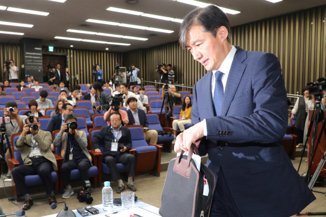 조국 법무부 장관 후보자가 2일 오후 국회에서 열린 기자간담회에 들어서고 있다. 연합뉴스