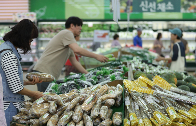 소비자물가 상승률이 전년 동기 대비로 지금껏 가장 낮은 0.0%를 기록했다. 소수점 자릿수를 늘려보면 -0.038%로 첫 마이너스를 찍었다. 지난해와 달리 양호한 기상여건 덕에 농·축·수산물 가격은 하락하고 국제유가도 내린 영향으로 풀이된다. 사진은 3일 오후 서울 시내의 한 마트에서 시민들이 채소를 고르는 모습. 연합뉴스