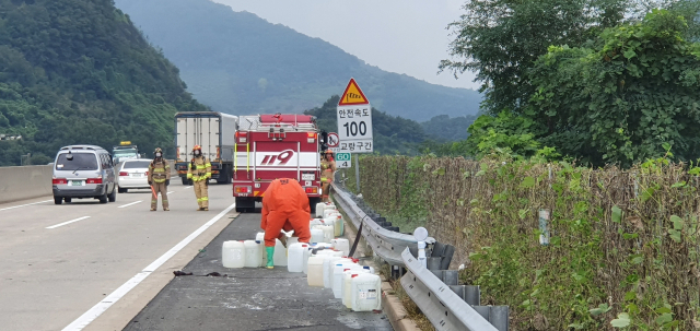 4일 오후 1시 23분쯤 신대구부산고속도로 청도휴게소 인근에서 1t트럭이 사고를 내 실려있던 염산용기가 바닥에 떨어져 유출되자 소방당국이 방제작업을 벌이고 있다. 청도소방서 제공