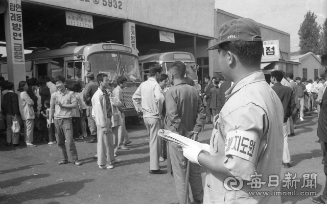 1971년 10월 2일 대구 북부정류장에서 고향으로 가려는 귀성객들이 버스에 오르고 있다. 매일신문 DB