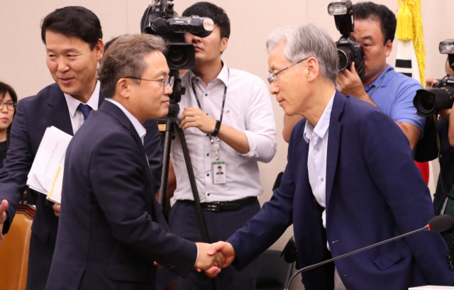 5일 국회에서 열린 법제사법위원회 전체회의에서 여상규 위원장(오른쪽)이 조국 법무부 장관 후보자 인사청문회 실시계획서를 채택한 뒤 더불어민주당 간사인 송기헌 의원과 악수하고 있다. 연합뉴스