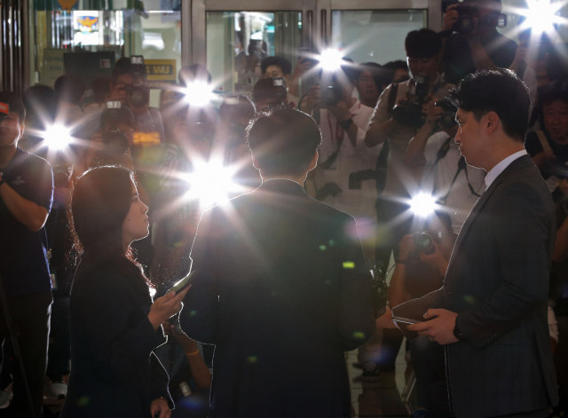 조국 법무부 장관 후보자가 국회 인사청문회를 하루 앞둔 5일 오전 서울 종로구 적선현대빌딩에 마련된 청문회 준비단 사무실로 출근하며 조 후보자와 가족을 둘러싼 논란에 대한 입장을 밝히고 있다. 연합뉴스