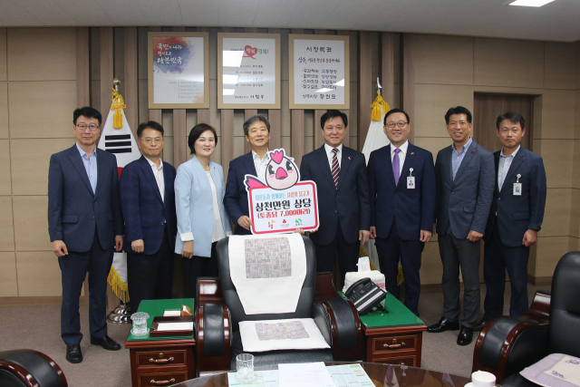 (주)올품의 토종닭 7천 마리 기탁식이 지난 5일 상주시청에서 열렸다. 올품 제공