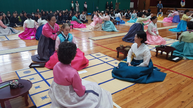 경북여고는 예절지도 전문가들을 초청해 계례 체험 교육을 진행하고 전통 예절에 대해 배우는 시간을 가졌다. 경북여고 제공