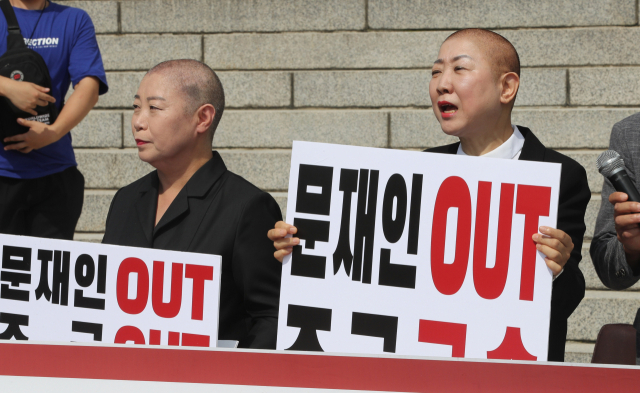 자유한국당 박인숙 의원(오른쪽)이 11일 오전 국회 본청 앞 계단에서 조국 법무부 장관 해임을 요구하며 삭발을 한 후 규탄 발언을 이어가고 있다. 왼쪽은 함께 삭발한 김숙향 동작갑 당협위원장. 연합뉴스