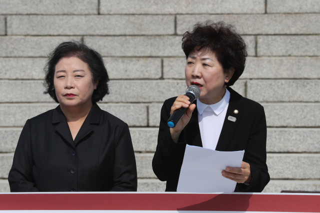 자유한국당 박인숙 의원(오른쪽)과 김숙향 동작갑 당협위원장이 11일 오전 국회 본청 앞 계단에서 조국 법무부 장관 해임을 요구하며 삭발하기에 앞서 성명을 발표하고 있다. 연합뉴스