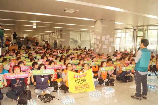 한국도로공사 톨게이트 요금수납원들이 12째 도로공사 김천 본사를 점거하고 농성을 벌이고 있다. 전병용 기자