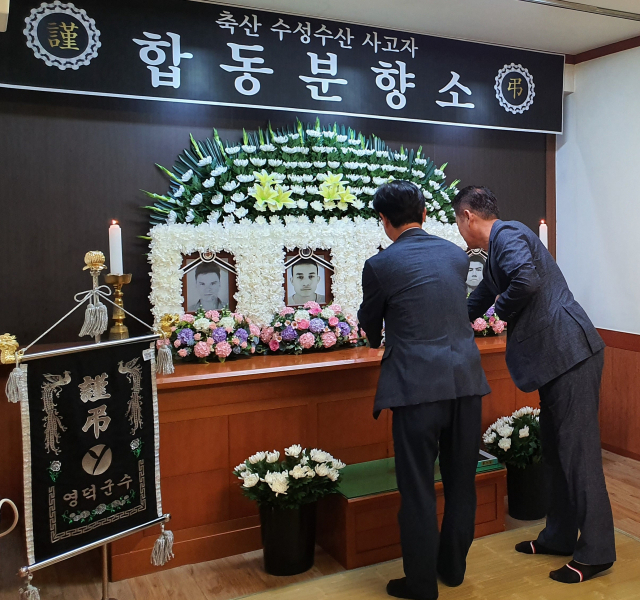 10일 경북 영덕군 축산면 한 수산물가공공장에서 발생한 가스질식 사고로 숨진 외국인 근로자 4명을 위한 합동분향소가 영덕군 영해면 영덕아산병원에 설치됐다. 영덕군 관계자들이 분향하고 있다. 김대호 기자