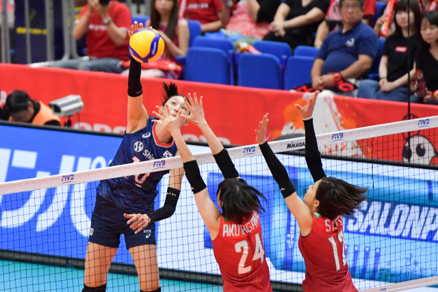 16일 일본 요코하마 아레나에서 열린 2019 국제배구연맹(FIVB) 여자 월드컵 3차전 일본(6위)과 경기에서 김연경(왼쪽)이 공격하고 있다. 1차전에서 중국에 세트스코어 0-3, 2차전에서 도미니카공화국에 1-3으로 각각 패해 연패의 늪에 빠졌던 한국 대표팀은 이날 3-1 승리를 거뒀다. 연합뉴스