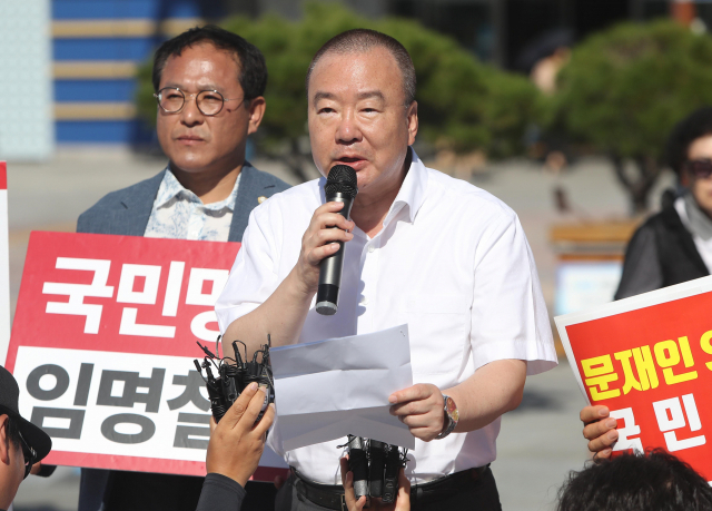 17일 오후 동대구역 광장에서 자유한국당 강효상 의원이 조국 법무부 장관의 사퇴를 촉구하며 삭발 후 발언하고 있다. 연합뉴스