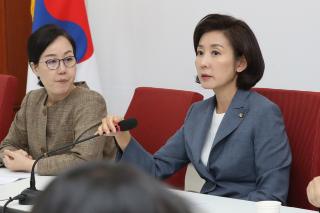 자유한국당 나경원 원내대표가 17일 오후 국회 원내대표실에서 기자간담회를 하고 있다. 연합뉴스