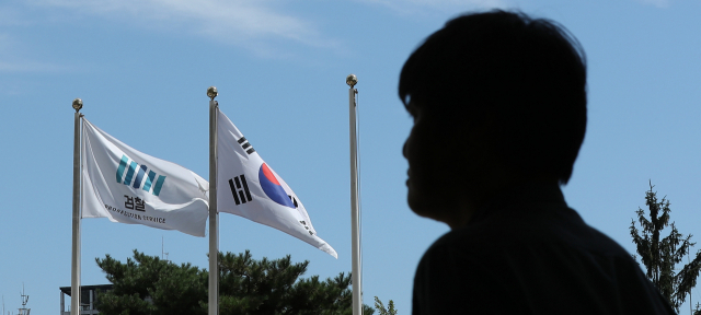 조국 법무부 장관 부인 정경심 교수에 대한 검찰의 공소장이 공개된 17일 오후 서울 서초구 서울중앙지검의 깃발이 바람에 펄럭이고 있다. 이날 법무부가 국회에 제출한 정 교수의 사문서위조 혐의 공소장에 따르면 검찰은 정 교수가 딸의 대학원 진학에 도움을 주기 위해 총장 표창장을 위조한 것으로 적시했다. 연합뉴스