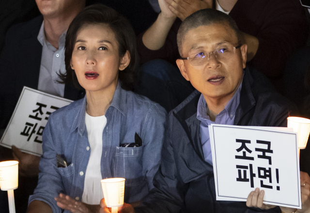 자유한국당 황교안 대표와 나경원 원내대표가 17일 오후 서울 세종문화회관에서 조국 법무부 장관의 파면을 촉구하는 구호를 외치고 있다. 연합뉴스