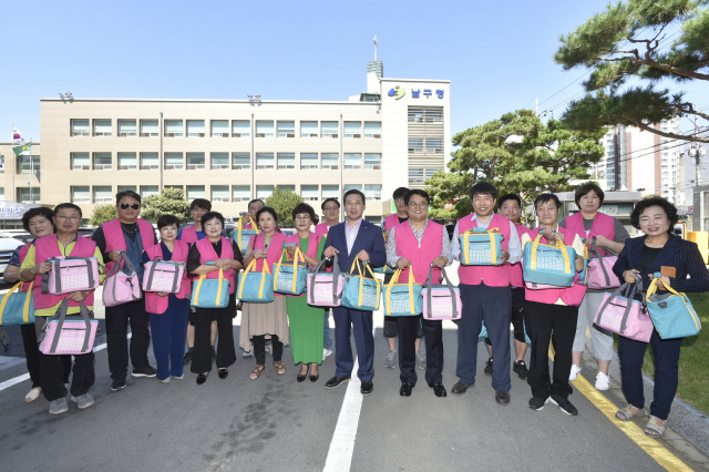 대구 남구청이 17일 늘품 자원봉사단 발대식을 열고 지역 거주 장애인 주민 150명에게 주 2회 맞춤형 건강식을 배달한다. 대구 남구청 제공.