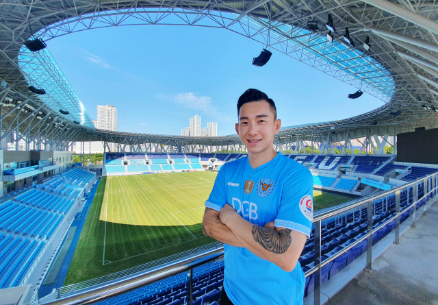 신고합니다. 상주상무에서 군복무를 마친 신창무 선수가 17일 대구FC에 복귀했다. 대구FC 제공.