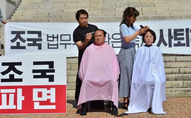 김순견 전 경북도 경제부지사가 부인과 함께 포항시청 앞에서 조국장관 사퇴를 촉구하는 삭발을 하고 있다. 이상원 기자