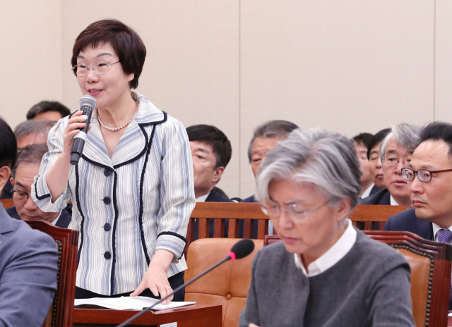 이미경 코이카 이사장이 18일 국회에서 열린 외통위 전체회의에서 자유한국당 정진석 의원으로부터 조국 법무부 장관 자녀 해외봉사활동에 대한 질문에 답변하고 있다. 연합뉴스