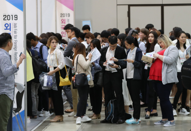 18일 서울 강남구 코엑스에서 열린 2019 외국인취업박람회가 외국인 구직자들로 붐비고 있다. 정부는 성장잠재력을 확충하는 차원에서 우수한 외국인의 국내 유입을 위한 