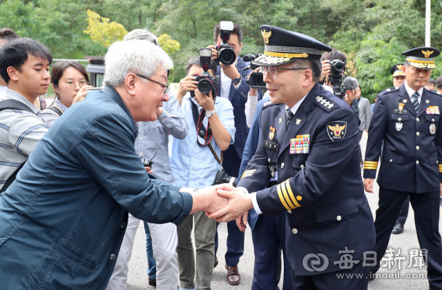 20일 대구 달서구 와룡산 세방골 개구리소년 유골 발견 현장을 찾은 민갑룡 경찰청장이 희생자 우철원(당시 13세) 군의 아버지 우종우 씨를 위로하고 있다. 민 청장은 