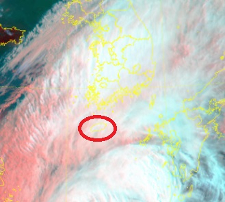 21일 오후 3시 50분 기준 한반도 주변 위성 사진. 빨간원 안이 제주도. 기상청