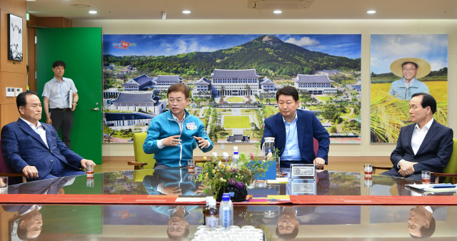 21일 대구경북·의성군위 단체장이 대구경북 통합신공항 선정기준 합의를 위해 논의를 이어가고 있다. 왼쪽부터 김영만 군위군수, 이철우 경상북도지사, 권영진 대구시장, 김주수 의성군수. 경북도 제공