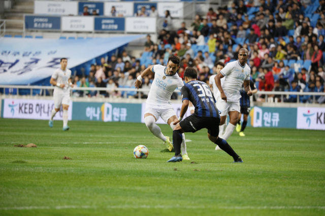 22일 인천축구전용경기장에서 열린 대구FC와 인천UTD와의 하나원큐 K리그1 2019 30라운드 경기에서 대구의 세징야가 상대진영을 돌파하고 있다. 대구FC제공.