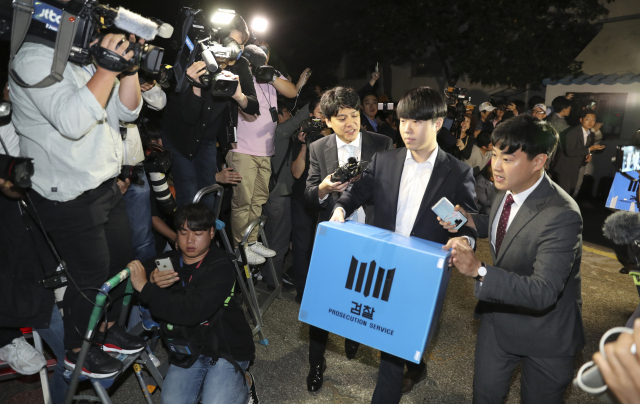 23일 오후 서울 서초구 방배동 조국 법무부 장관의 자택에서 검찰 관계자들이 압수 수색을 마치고 밖으로 나서고 있다. 연합뉴스