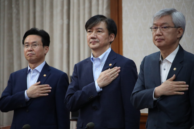 조국 법무부 장관이 24일 정부서울청사에서 열린 국무회의에 참석해 국민의례를 하고 있다. 연합뉴스