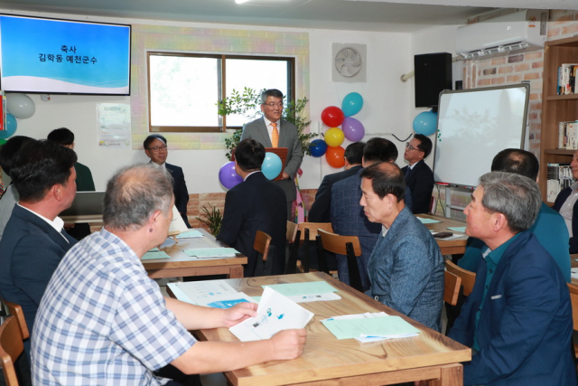 지난 24일 은파모 작은도서관 개관식에 참여한 김학동 예천군수가 축사를 하고 있다. 예천군 제공