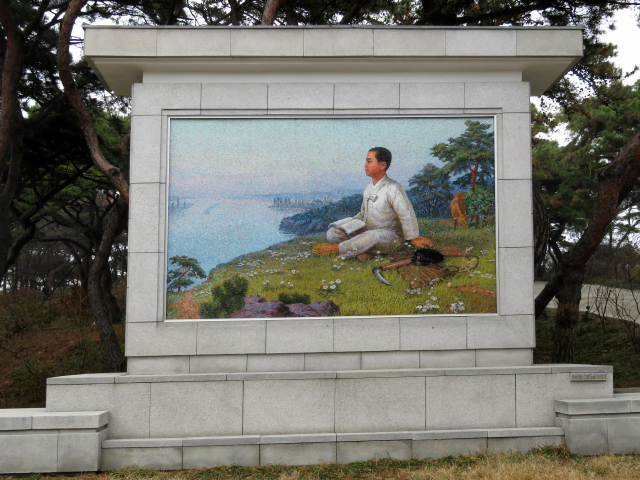 걸어서 만경봉을 넘어 용악산 가는 길에 김일성의 어린 시절의 초상이 그려져 있다.