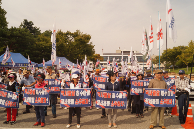 우리공화당 경북도당과 행복한동행본부·국민계몽운동본부 등 150여명은 25일 구미시청 앞에서 