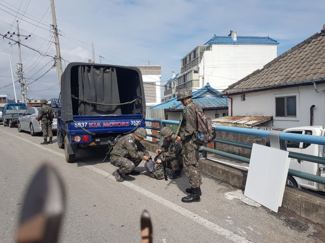 지난 4월 24일 문경의 한 교회에 폭발물이 설치됐다는 신고가 접수돼 군 폭발물 처리반이 도착해 장비를 꺼내고 있다. 고도현 기자