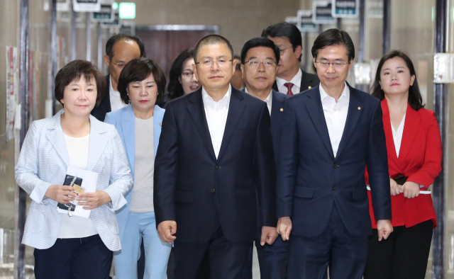 자유한국당 황교안 대표가 26일 오전 국회에서 열린 최고위원회의에 들어서고 있다. 연합뉴스