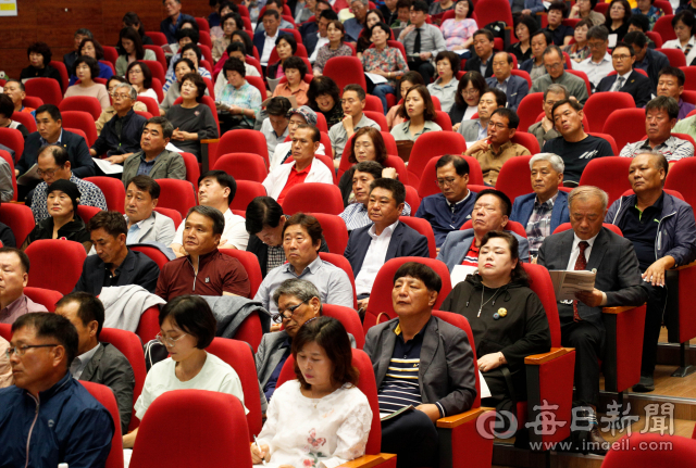 대구시 신청사건립추진공론화위원회가 신청사 건립 추진과정을 알리고 시민 의견을 듣기 위해 마련한 대구시 신청사 건립 시민설명회가 28일 대구시교육청에서 열렸다. 참석자들이 신청사 건립 기본구상에 대한 설명을 듣고 있다. 우태욱 기자 woo@imaeil.com