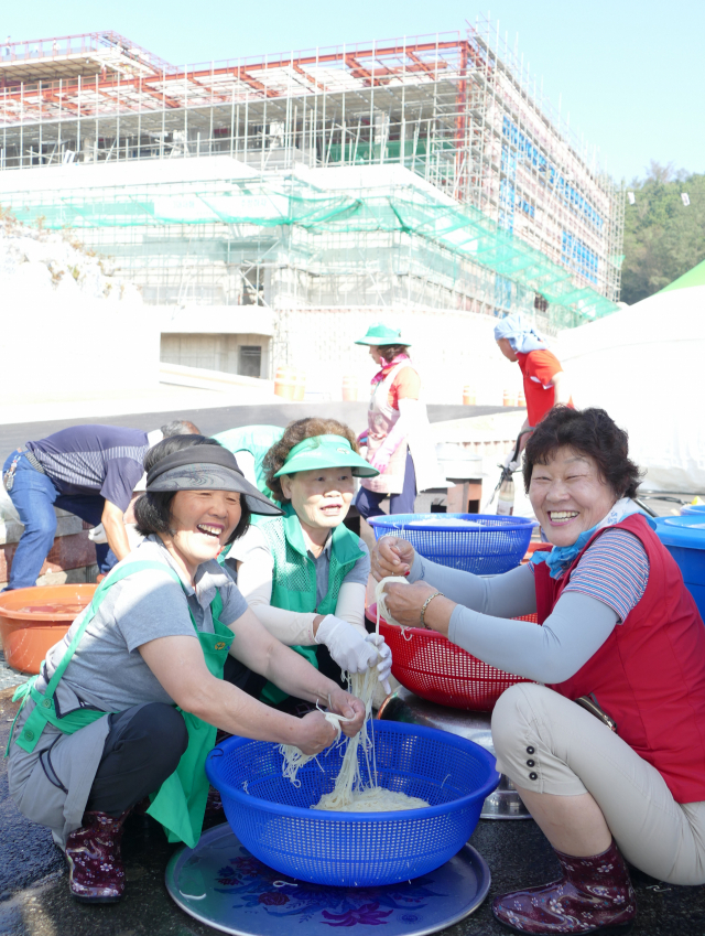 봉화새마을부녀회 회원들이 제7회 봉화송이전국마라톤대회 참가자와 방문객들이 먹을 2천300인분가량의 잔치국수를 준비하며 즐겁게 웃고 있다. 김영진 기자