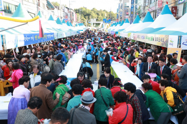 지난해 예천읍 시가지 일대에서 열린 예천장터 농산물 대축제에 많은 인파가 몰렸다. 예천군 제공