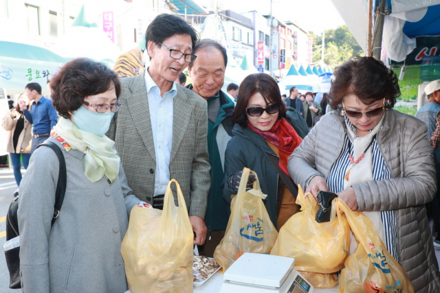 예천장터 농산물 대축제를 찾은 관람객들이 예천의 농·특산물을 구입하고 있다. 예천군 제공