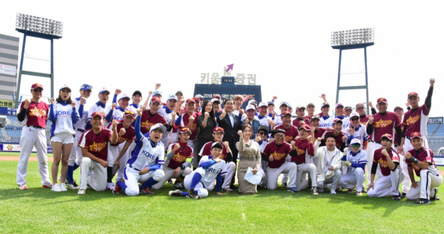 지난해 10월 창원 마산구장에서 열린 한국-대만 연예인 올스타 자선 야구 대회에서 한국과 대만 연예인 야구 선수들이 기념 촬영을 하고 있다.