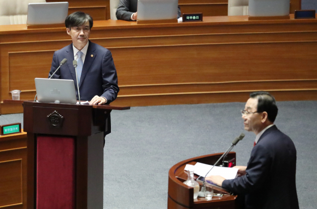 조국 법무부 장관이 1일 오후 국회 본회의장에서 열린 교육·사회·문화 분야 대정부질문에서 자유한국당 주호영 의원의 질문에 답변하고 있다. 연합뉴스